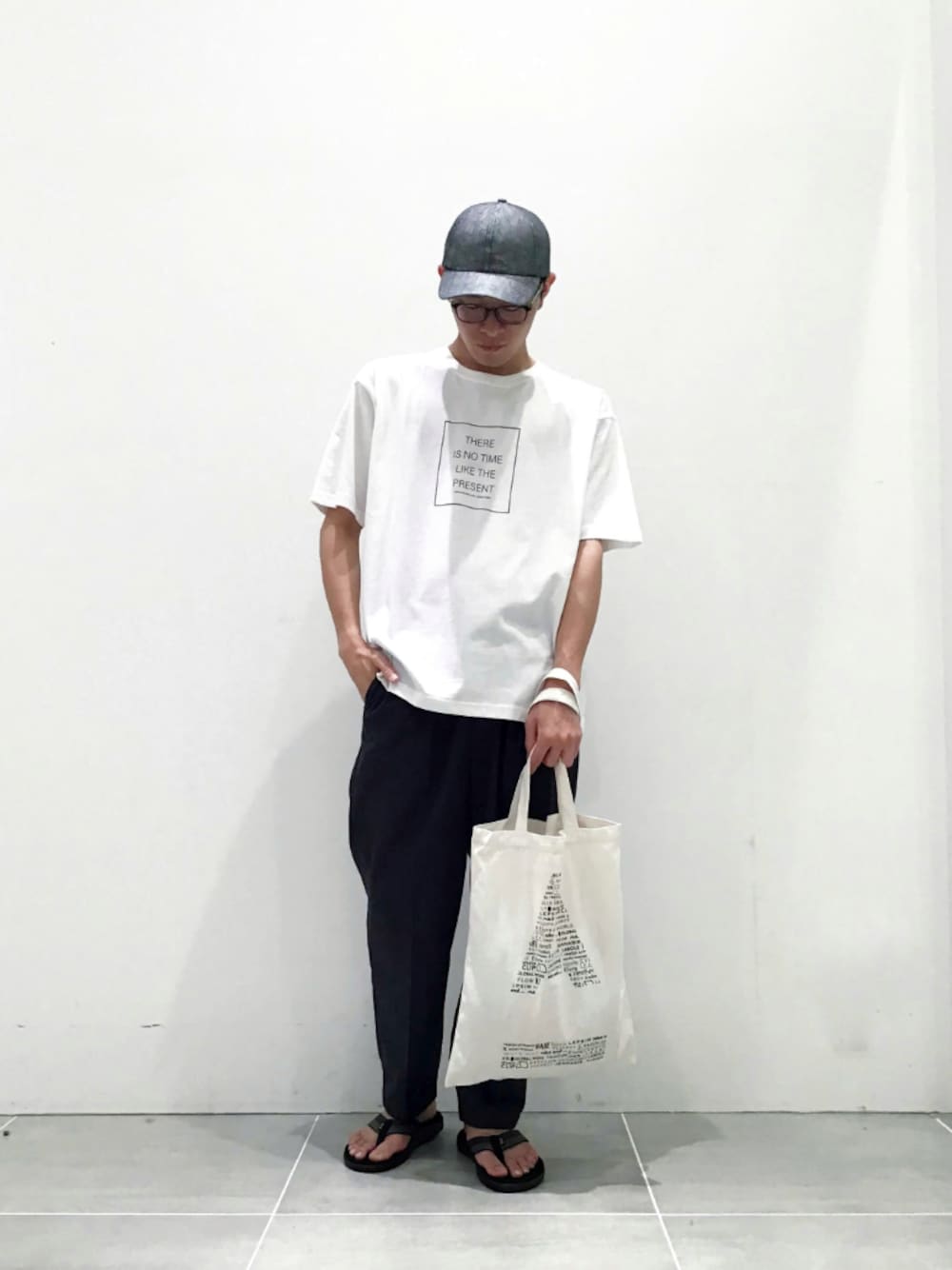 ホワイト系のTシャツ/カットソー、グレー系のその他パンツ、グレー系のサンダルを着用したメンズの夏コーディネートの1枚目の写真
