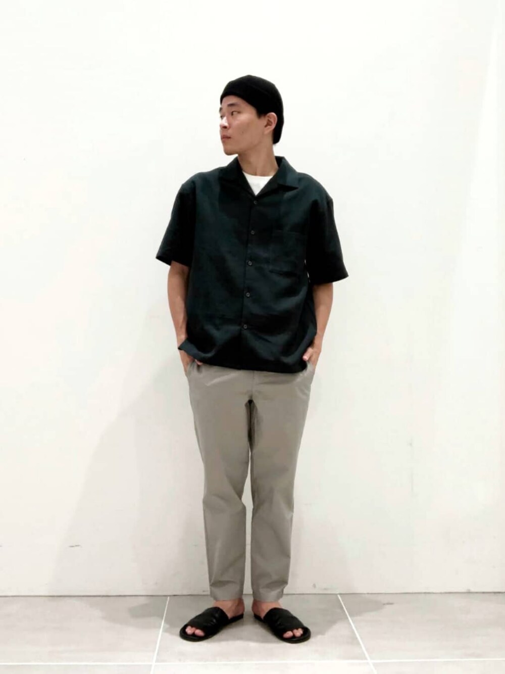 グレー系のその他パンツ、ブラック系のサンダル、ホワイト系のTシャツ/カットソーを着用したメンズの夏コーディネートの1枚目の写真