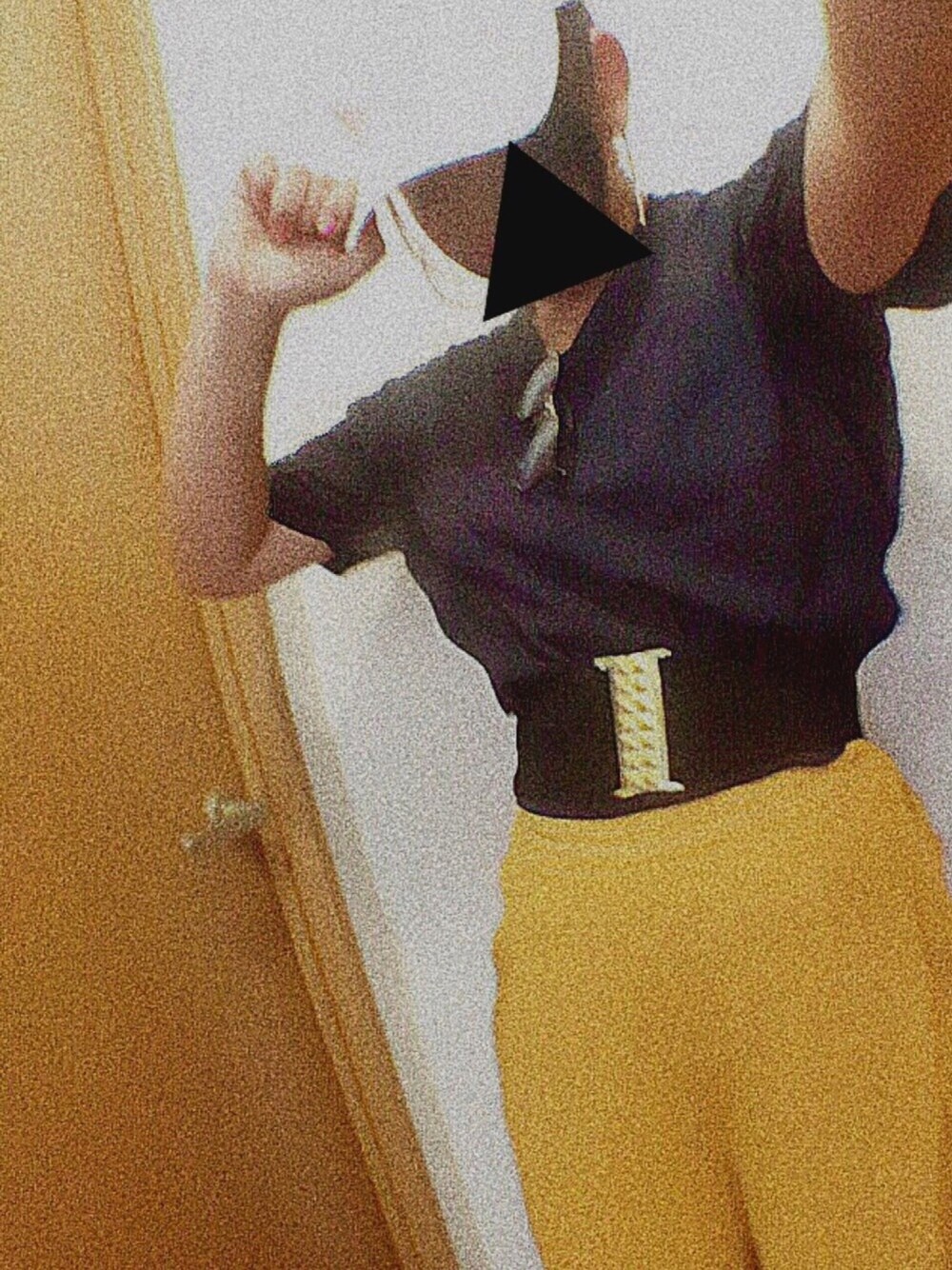 ブルー系のTシャツ/カットソー、イエロー系のその他パンツ、ブラック系のベルトを着用したレディースの夏コーディネートの1枚目の写真