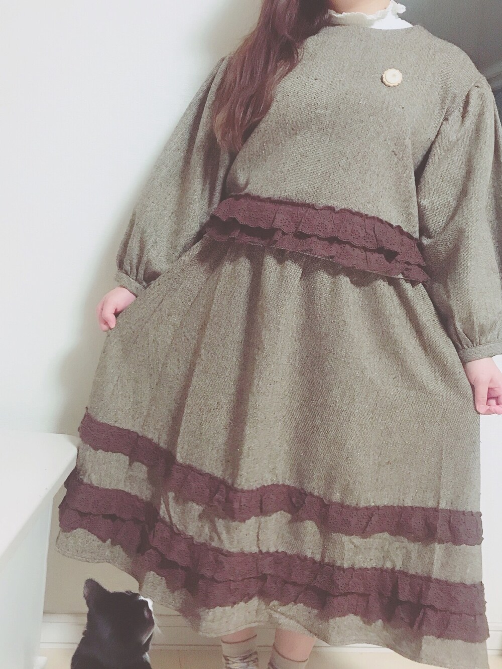 ブラウン系のその他トップス、ブラウン系のスカート、ホワイト系のシャツ/ブラウスを着用したレディースの冬コーディネートの1枚目の写真