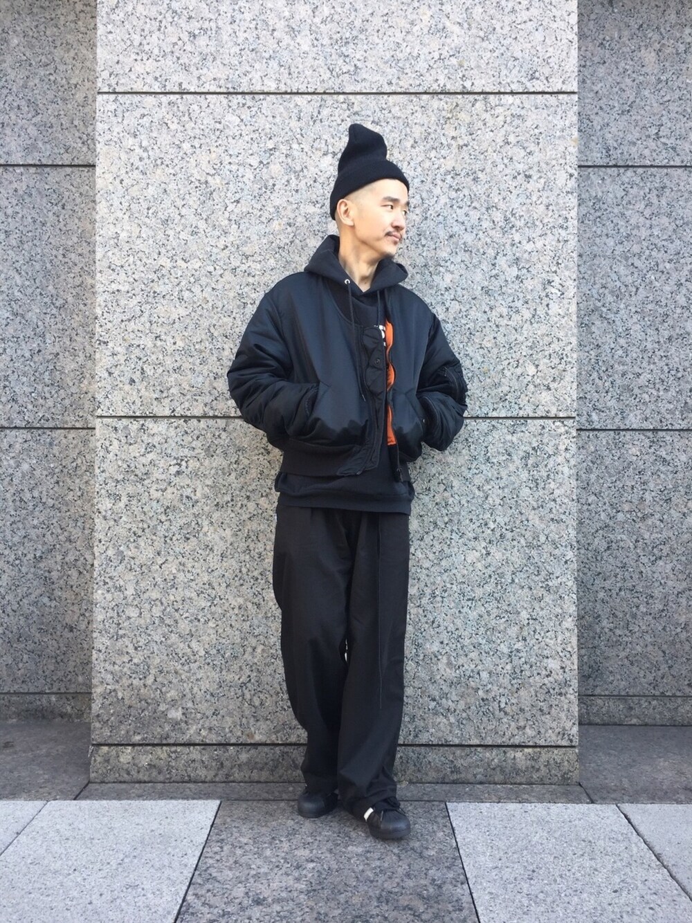 「サルエルパンツ、ワイドパンツ、RAF SIMONS、SASQUATCHfabrix」｜「SASQUATCHfabrix.のアイテム（MA-1、ブラック系）」を使った、inata shinyaさん（メンズ・174cm）の秋コーディネートの1枚目の写真
