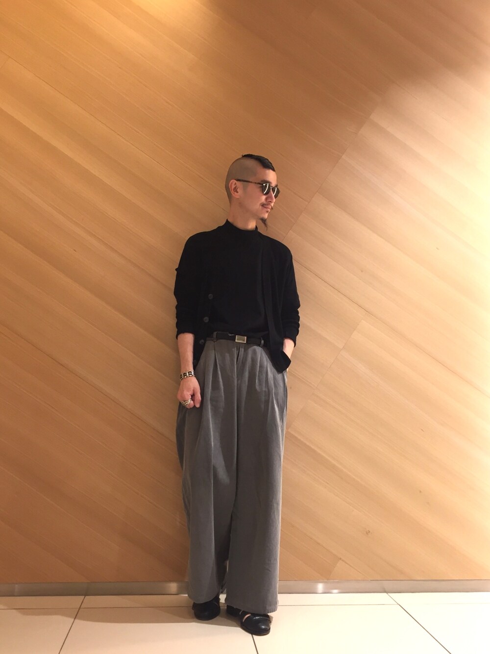 「TAKAHIROMIYASHITA The SoloIst. 、RAF SIMONS、letroyes」｜「Letroyesのアイテム（ニット/セーター、ブラック系）」を使った、inata shinyaさん（メンズ・174cm）の春コーディネートの1枚目の写真
