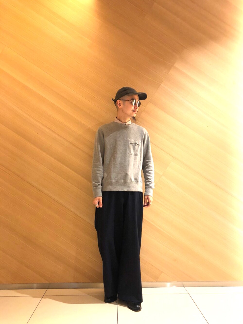 「Universal Worksのアイテム（ニット/セーター、グレー系）」を使った、inata shinyaさん（メンズ・174cm）の春コーディネートの1枚目の写真