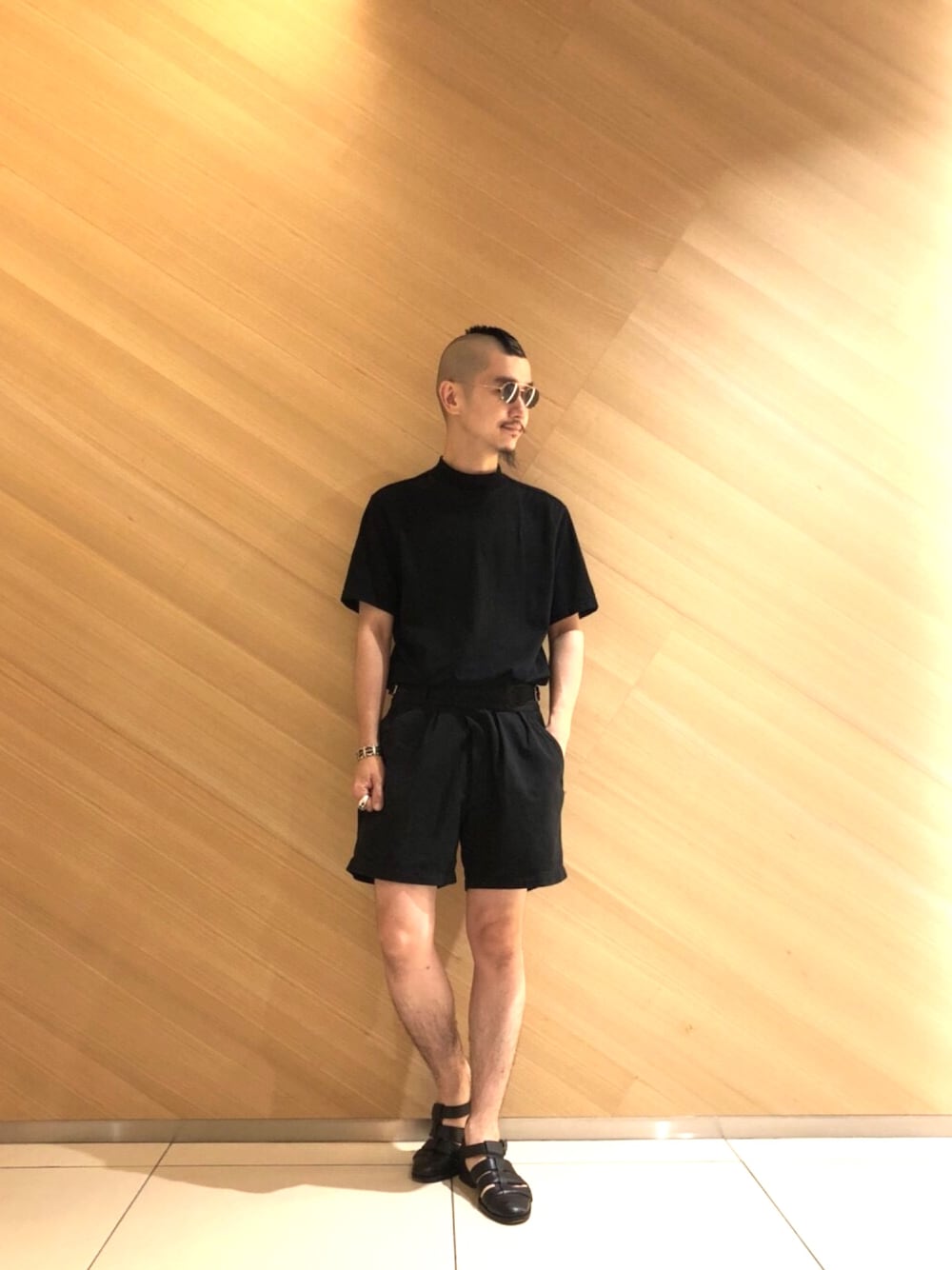 「TAKAHIROMIYASHITATheSoloIst.のアイテム（Tシャツ/カットソー、ブラック系）」を使った、inata shinyaさん（メンズ・174cm）の夏コーディネートの1枚目の写真