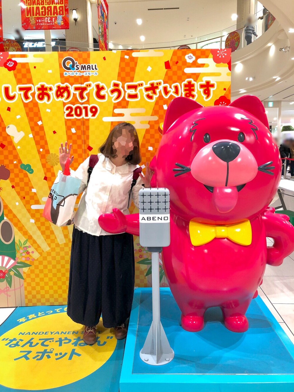 ホワイト系のシャツ/ブラウス、ホワイト系のTシャツ/カットソー、ブルー系のその他パンツを着用したレディースの冬コーディネートの1枚目の写真