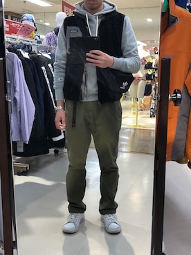 「Gramicci（グラミチ）のアイテム（チノパンツ、グリーン系）」を使った、かき氷屋さんになれるかな⁉️さん（メンズ）の冬コーディネート