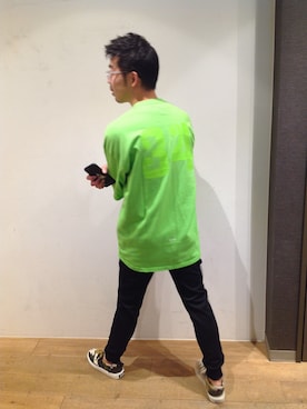 「MSGM（エムエスジーエム）のアイテム（スリッポン）」を使った、岡田さん（メンズ・170cm）の夏コーディネート