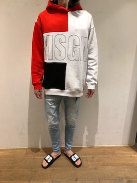 「MSGM（エムエスジーエム）のアイテム（シューズ）」を使った、岡田さん（メンズ・182cm）の夏コーディネート