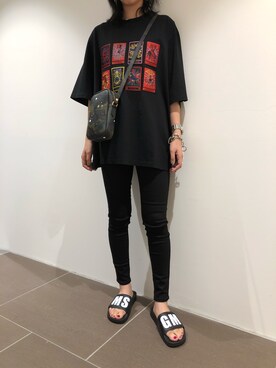 「MSGM（エムエスジーエム）のアイテム（シューズ）」を使った、岡田さん（レディース・162cm）の夏コーディネート