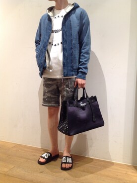 「MSGM（エムエスジーエム）のアイテム（シューズ）」を使った、岡田さん（メンズ・172cm）の夏コーディネート
