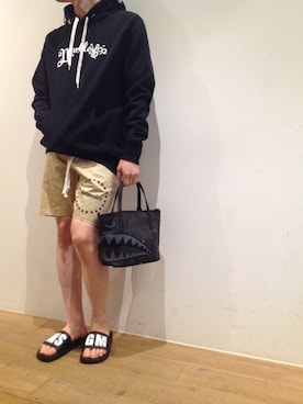 「MSGM（エムエスジーエム）のアイテム（シューズ）」を使った、岡田さん（メンズ・172cm）の夏コーディネート