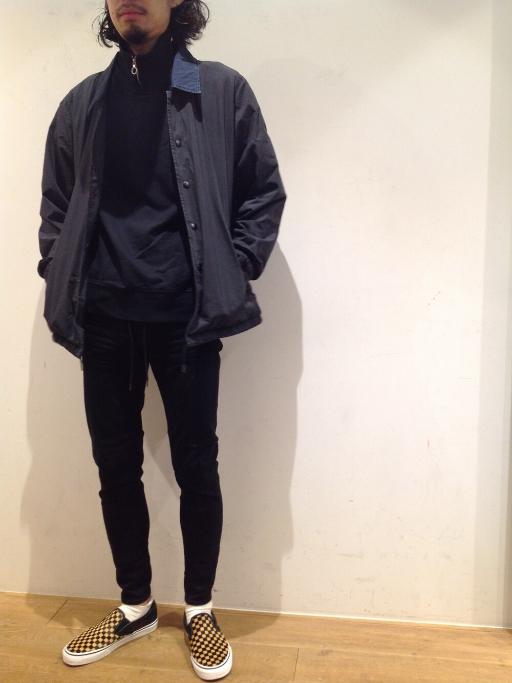 「B2nd、B2nd名古屋、VANS、surt、TAVERNITI SO JEANS」｜「TAVERNITI SO JEANSのアイテム（その他アウター、ブラック系）」を使った、岡田さん（メンズ・182cm）の秋コーディネートの1枚目の写真