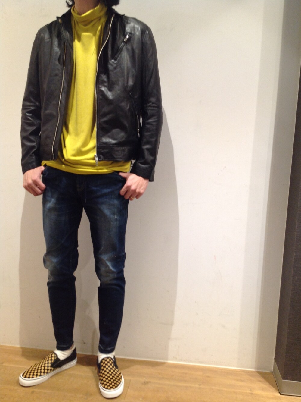 「B2nd、B2nd名古屋、VANS、surt、MINOTAUR、Cathy Jane」｜「MINOTAURのアイテム（その他トップス、イエロー系）」を使った、岡田さん（メンズ・182cm）の秋コーディネートの1枚目の写真
