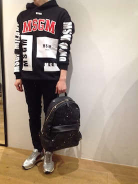 「MSGM（エムエスジーエム）のアイテム（パーカー）」を使った、岡田さん（メンズ・172cm）の秋コーディネート