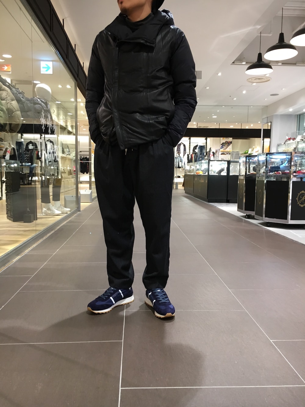 「GIORGIO BRATO、ダウンジャケット、レザーダウンジャケット、B2nd、B2nd名古屋、Philippe model」｜「GIORGIO BRATOのアイテム（ジャケット/アウター、ブラック系）」を使った、岡田さん（メンズ・158cm）の秋コーディネートの1枚目の写真