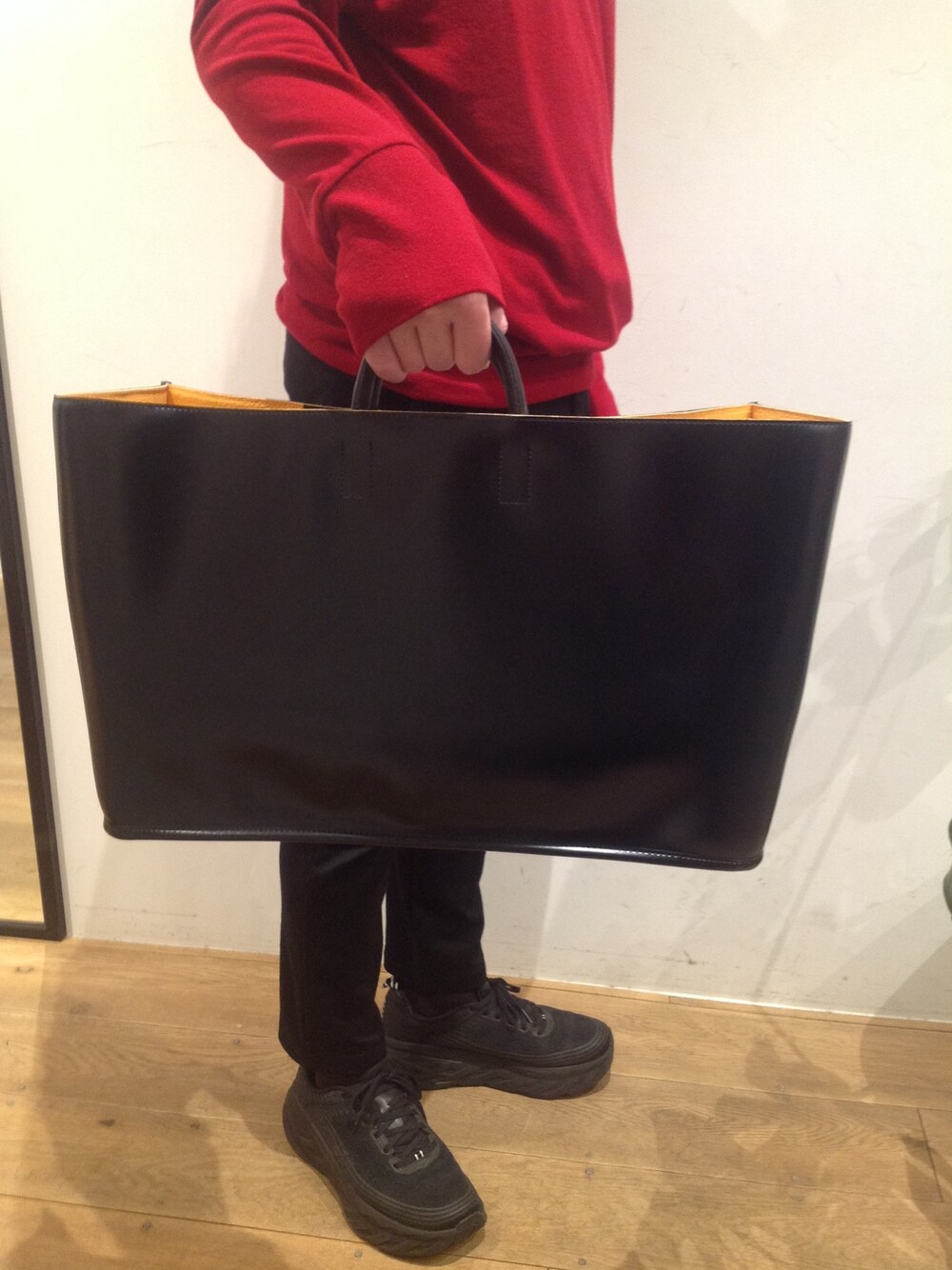 「pieni、B2nd名古屋」｜「PIENIのアイテム（ハンドバッグ、ブラック系）」を使った、岡田さん（メンズ・165cm）の冬コーディネートの1枚目の写真