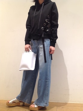 「woadblue（ウォードブルー）のアイテム（パンツ）」を使った、岡田さん（レディース・157cm）の春コーディネート