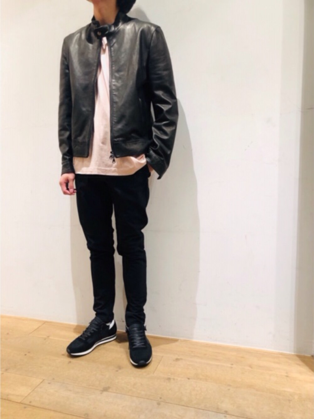 「B`2nd、EMMETI、solido、Philippe model」｜「EMMETIのアイテム（ライダースジャケット、ブラック系）」を使った、岡田さん（メンズ・172cm）の秋コーディネートの1枚目の写真