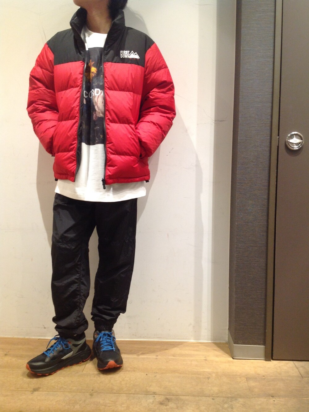 「冬コーデ、大人カジュアル、デート、シンプルコーデ、やっぱりストリートが好き」｜「STONE ISLANDのアイテム（パンツ、ブラック系）」を使った、岡田さん（メンズ・172cm）の秋コーディネートの1枚目の写真