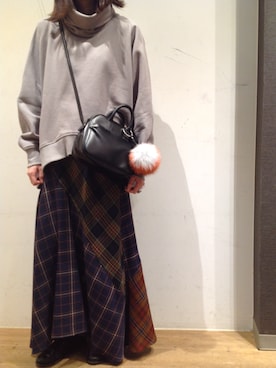 「アシンメトリー」｜「アイテム（財布/小物）」を使った、岡田さん（レディース・158cm）の冬コーディネート