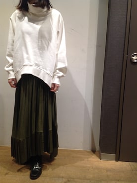 「プルオーバーパーカー」｜「アイテム（スウェット）」を使った、岡田さん（レディース・158cm）の冬コーディネート