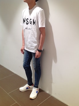 「MSGM（エムエスジーエム）のアイテム（Tシャツ/カットソー）」を使った、岡田さん（メンズ・172cm）の春コーディネート
