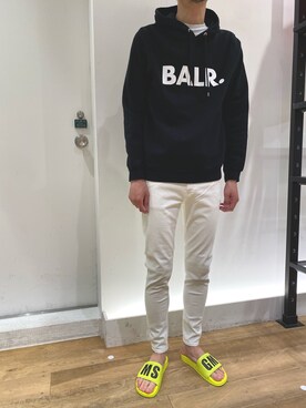 「MSGM（エムエスジーエム）のアイテム（シューズ）」を使った、岡田さん（メンズ・180cm）の春コーディネート