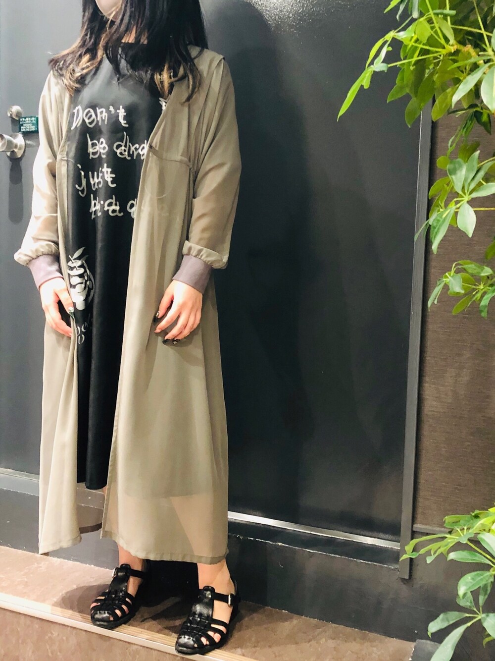 「ファッションの力を信じよう、ロングカーディガン、ワンピース、ロングシャツ、グラフィック、サンダル、グラディエーターサンダル、シンプル、おしゃれさんと繋がりたい、カジュアル」｜「OFFICINE CREATIVEのOFFICINE CREATIVE （オフィチーネクリエイティブ）フラックグラディエーター（サンダル、ブラック系）」を使った、岡田さん（レディース・160cm）の夏コーディネートの1枚目の写真