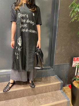 「グラフィックＴ」｜「アイテム（ワンピース/ドレス）」を使った、岡田さん（レディース・160cm）の夏コーディネート