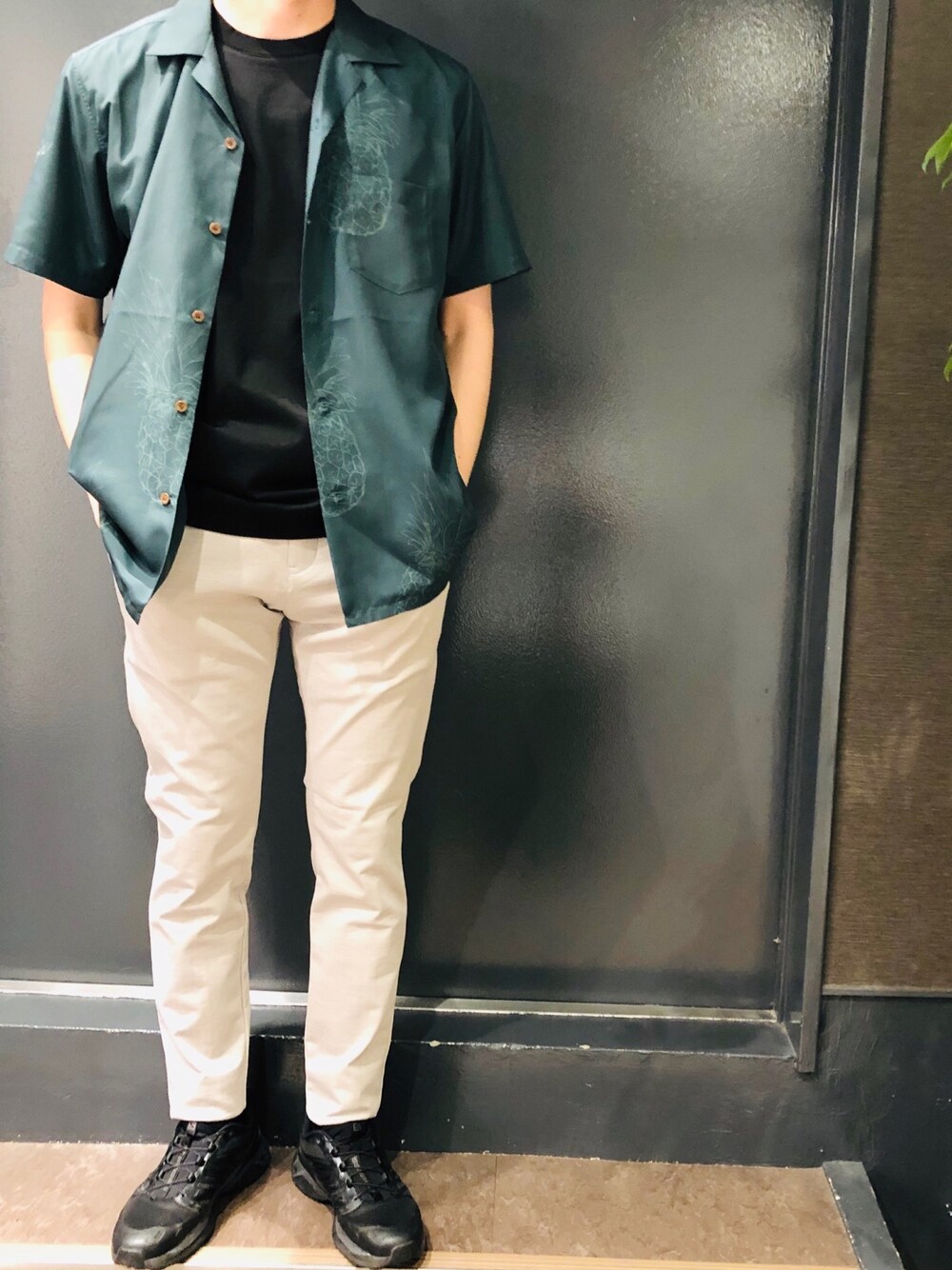 「ファッションの力を信じよう、柄シャツ、オープンカラーシャツ、開襟シャツ、無地T、スリムパンツ、ストレッチパンツ、シンプルコーデ、夏コーデ、オトナカジュアル」｜「maxsixのアイテム（シャツ/ブラウス、ブルー系）」を使った、岡田さん（メンズ・172cm）の夏コーディネートの1枚目の写真