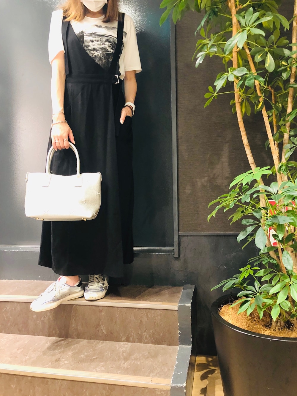 「トートバッグ、オーバーオール、GOLDEN GOOSE、白Tシャツ、ワンショルダー、グラフィックＴ、チェーンブレス、星スタッズ、ワンショルダーワンピース、ファッションの力を信じよう」｜「DROIT BELLOのDROIT BELLO（ドロイトベロ）ワンショルダージャンスカ（ワンピース、ブラック系）」を使った、岡田さん（レディース・160cm）の夏コーディネートの1枚目の写真