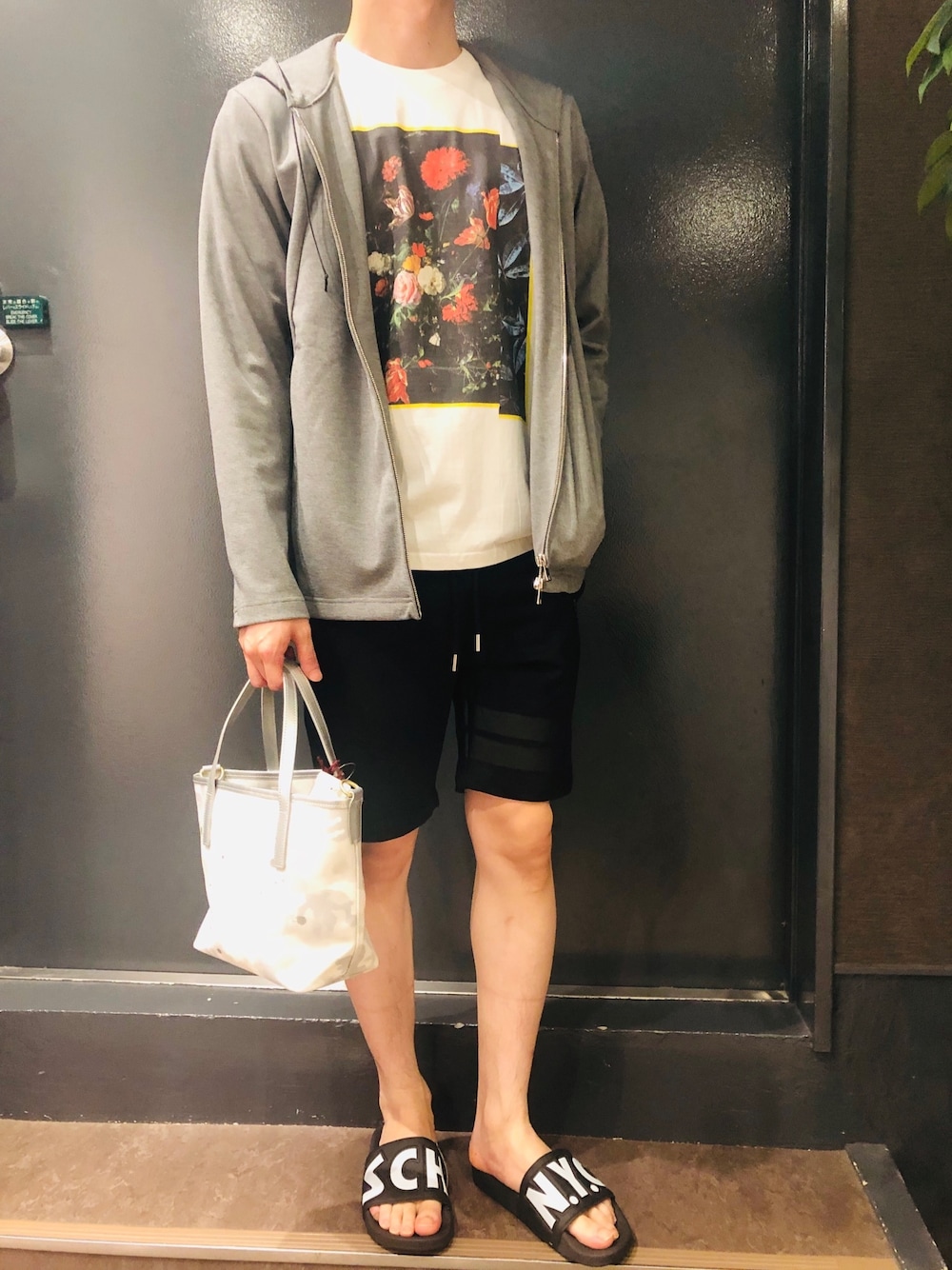「トートバッグ、サンダル、ショーツ、迷彩パンツ、夏コーデ、白Tシャツ、ジップアップパーカー、グラフィックＴ、シャワーサンダル、ファッションの力を信じよう」｜「OURETのOURET (オーレット) スラッシュポケットZIPフーディー（パーカー、グレー系）」を使った、岡田さん（メンズ・172cm）の夏コーディネートの1枚目の写真