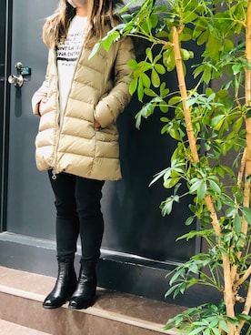 「グラフィックＴ」｜「アイテム（ダウンジャケット/コート）」を使った、岡田さん（レディース・160cm）の秋コーディネート