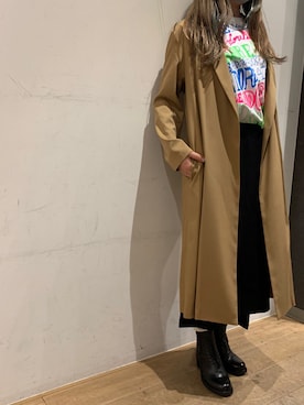 「グラフィックＴ」｜「アイテム（ステンカラーコート）」を使った、岡田さん（レディース・160cm）の秋コーディネート