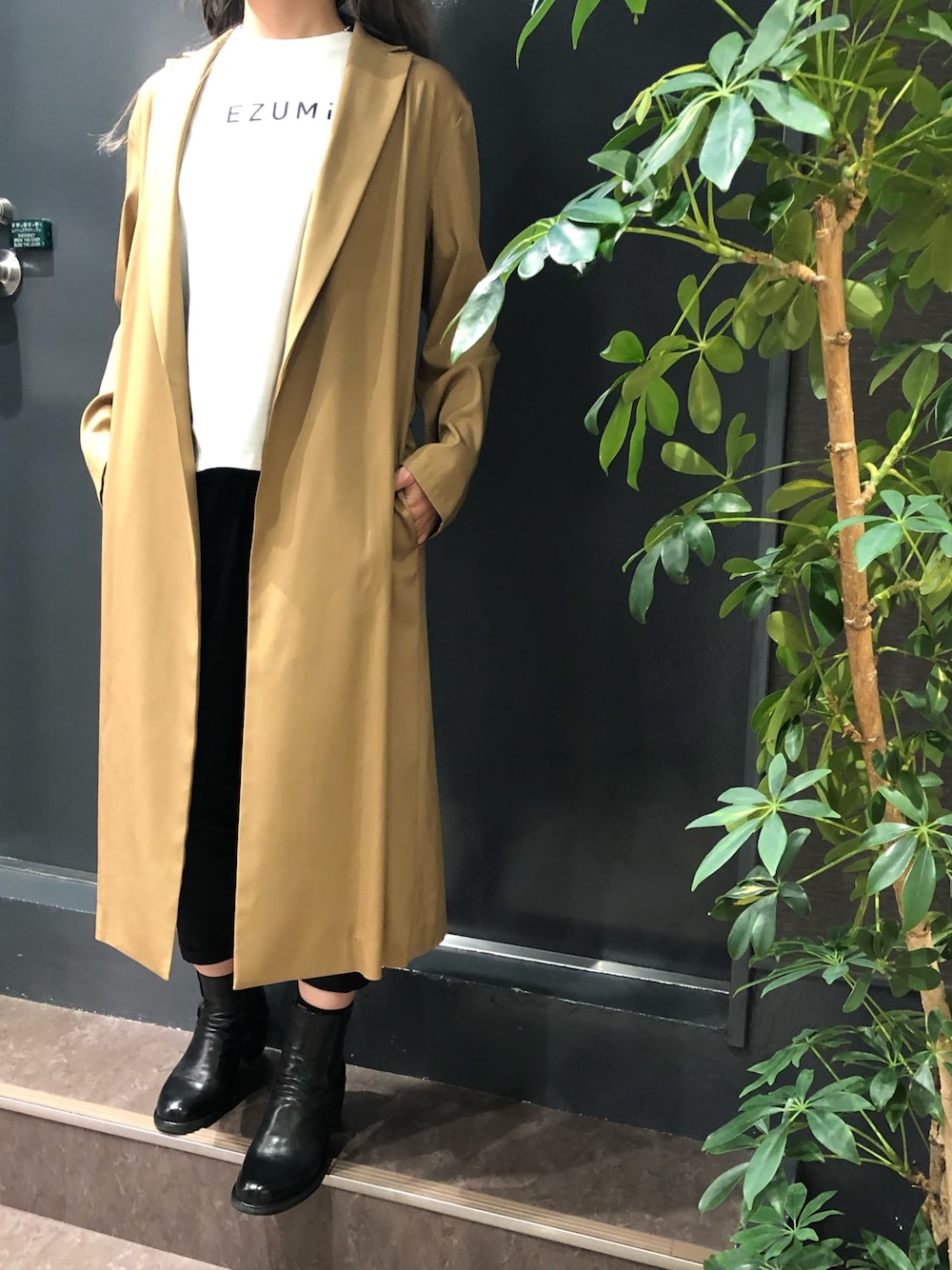 「ロゴT、テーラードジャケット、秋のコーデ、サイドゴアブーツ、クロップドパンツ、ロングジャケット、スリムパンツ、シンプルコーデ、白Tシャツ、ファッションの力を信じよう」｜「EZUMiのEZUMi（エズミ）別注ロゴTシャツ（Tシャツ/カットソー、ホワイト系）」を使った、岡田さん（レディース・160cm）の秋コーディネートの1枚目の写真