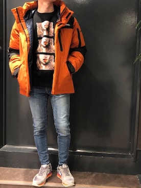 「グラフィックＴ」｜「アイテム（ダウンジャケット/コート）」を使った、岡田さん（メンズ・172cm）の秋コーディネート