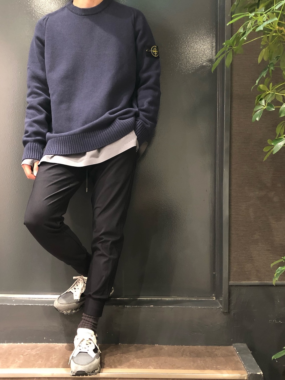 「ファッションの力を信じよう、レイヤードスタイル、ニット、ニットコーデ、リブパンツ、ジョガーパンツ、HIDNANDER、大人カジュアル、秋冬コーデ、シンプルコーデ」｜「STONE ISLANDのアイテム（ニット/セーター、パープル系）」を使った、岡田さん（メンズ・172cm）の秋コーディネートの1枚目の写真