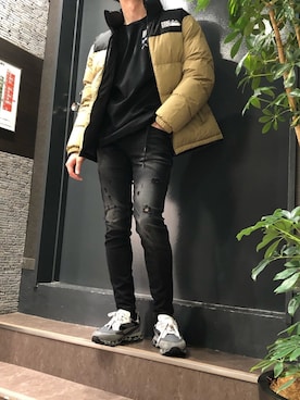 「グラフィックＴ」｜「アイテム（ダウンジャケット/コート）」を使った、岡田さん（メンズ・172cm）の秋コーディネート