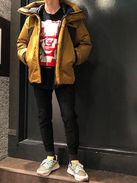 「グラフィックＴ」｜「アイテム（ダウンジャケット/コート）」を使った、岡田さん（メンズ・172cm）の秋コーディネート