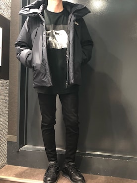 「グラフィックＴ」｜「アイテム（ダウンジャケット/コート）」を使った、岡田さん（メンズ・172cm）の冬コーディネート