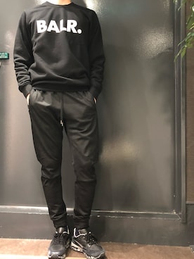 「BALR.（ボーラー）のアイテム（スウェット）」を使った、岡田さん（メンズ・172cm）の冬コーディネート