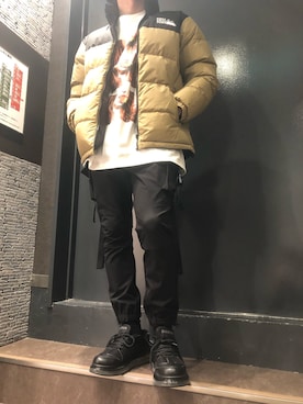 「グラフィックＴ」｜「アイテム（ダウンジャケット/コート）」を使った、岡田さん（メンズ・172cm）の冬コーディネート