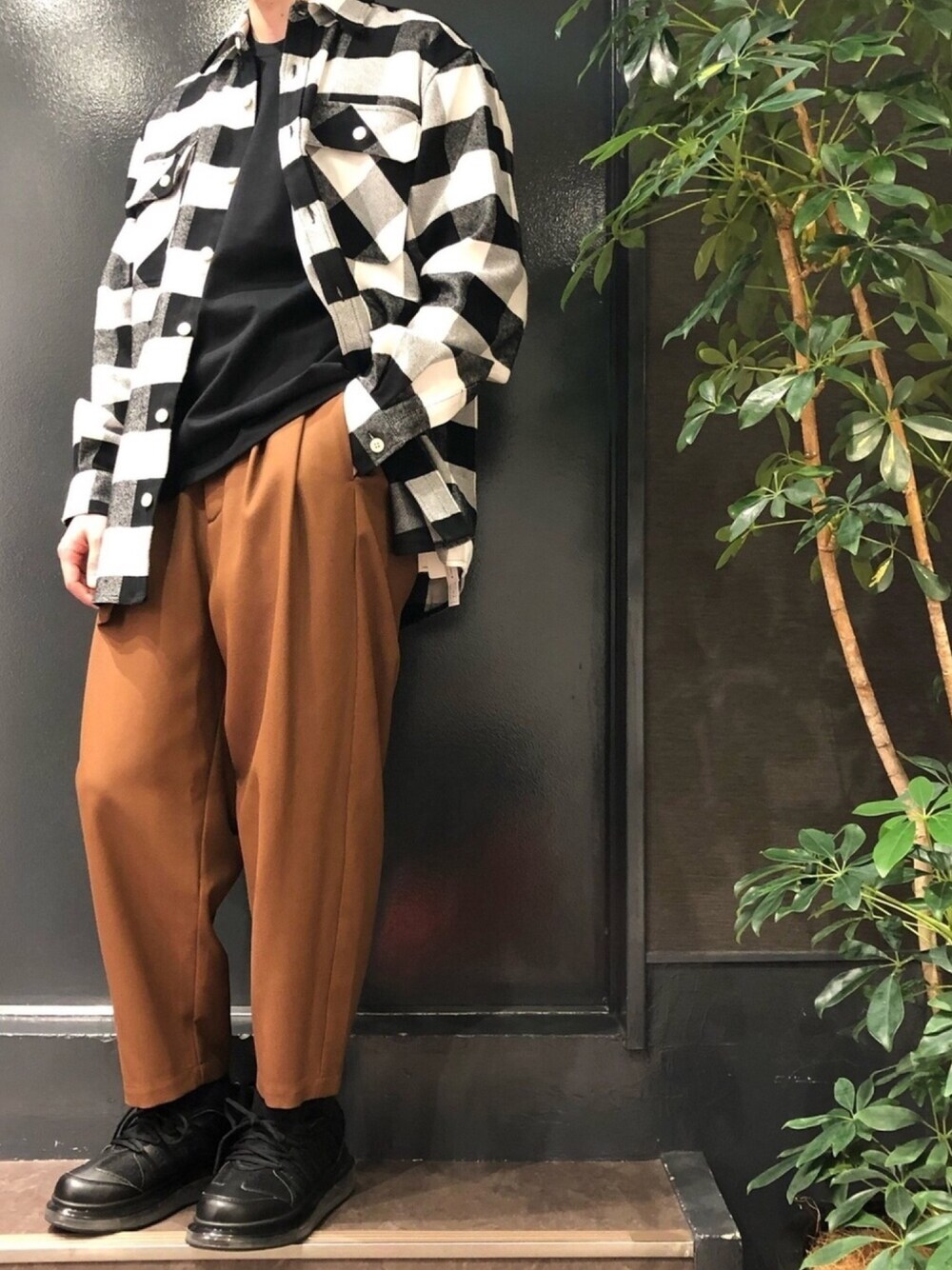 「ファッションの力を信じよう、オーバーシャツ、チェックシャツ、オーバーサイズ、ロンT、ワイドパンツ、テーパードパンツ、黒スニーカー、bounce、シンプル」｜「B'2ndのﾊﾞｯｸﾌﾟﾘﾝﾄチェックシャツ（シャツ/ブラウス、ホワイト系）」を使った、岡田さん（メンズ・172cm）の冬コーディネートの1枚目の写真