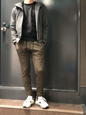 「ナイロンパーカー」｜「アイテム（スウェット）」を使った、岡田さん（メンズ・172cm）の冬コーディネート