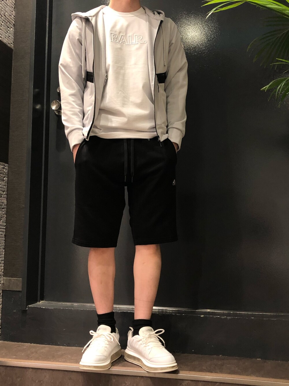 「ファッションの力を信じよう、スポーツミックス、夏コーデ、パーカーコーデ、白Tシャツ、無地T、白スニーカー、bounce、シンプルコーデ、スニーカーコーデ」｜「TATRASのTATRAS（タトラス）OFIONE（ブルゾン、グレー系）」を使った、岡田さん（メンズ・172cm）の春コーディネートの1枚目の写真