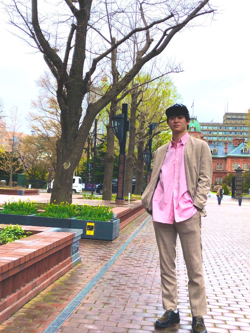 「これが私をアゲる服、セットアップ、きれいめカジュアル、キレイめ、Adam et Rope'、キャップ」｜「ADAM ET ROPE'の【OGUZ】スリムテーパードスラックス（スラックス、ベージュ系）」を使った、Yoshinobuさん（メンズ・186cm）の春コーディネートの1枚目の写真