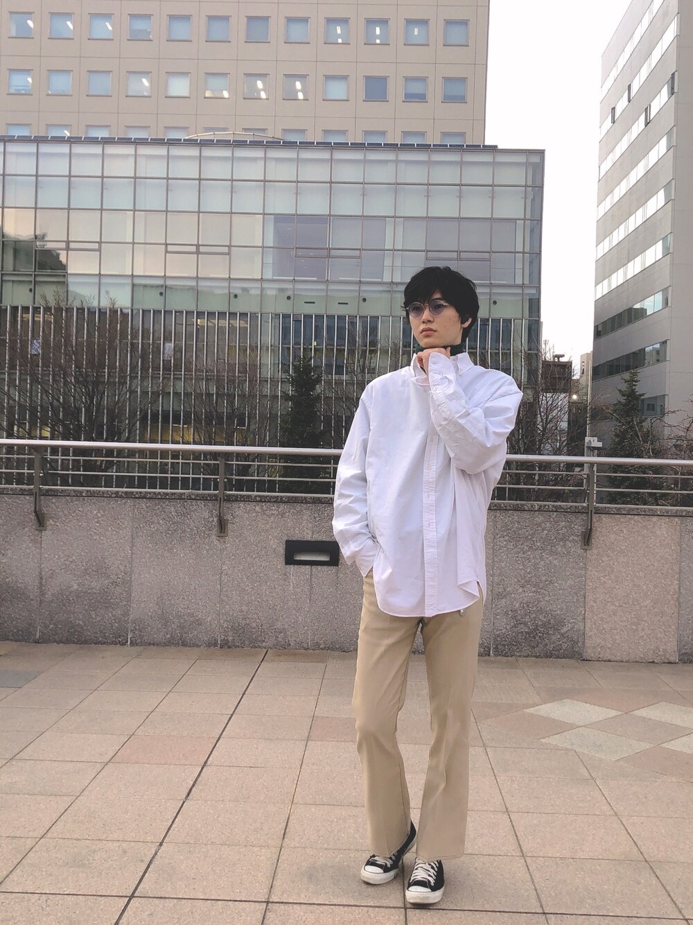 「休日スタイル、春コーデ、春夏コーデ、古着、古着MIX、古着コーデ、オーバーサイズ、シンプル、フレアパンツ、スニーカー」｜「UNIQLOのアイテム（サングラス、その他）」を使った、Yoshinobuさん（メンズ・186cm）の夏コーディネートの1枚目の写真