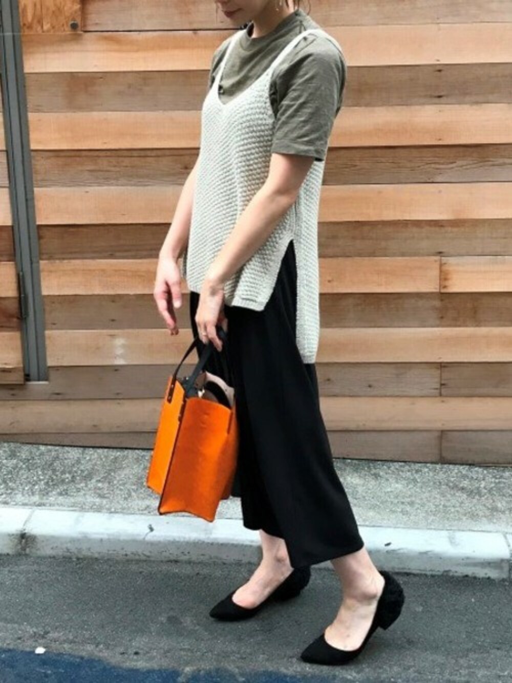 ベージュ系のキャミソール、ブラック系のその他パンツ、ブラック系のパンプスを着用したレディースの夏コーディネートの1枚目の写真