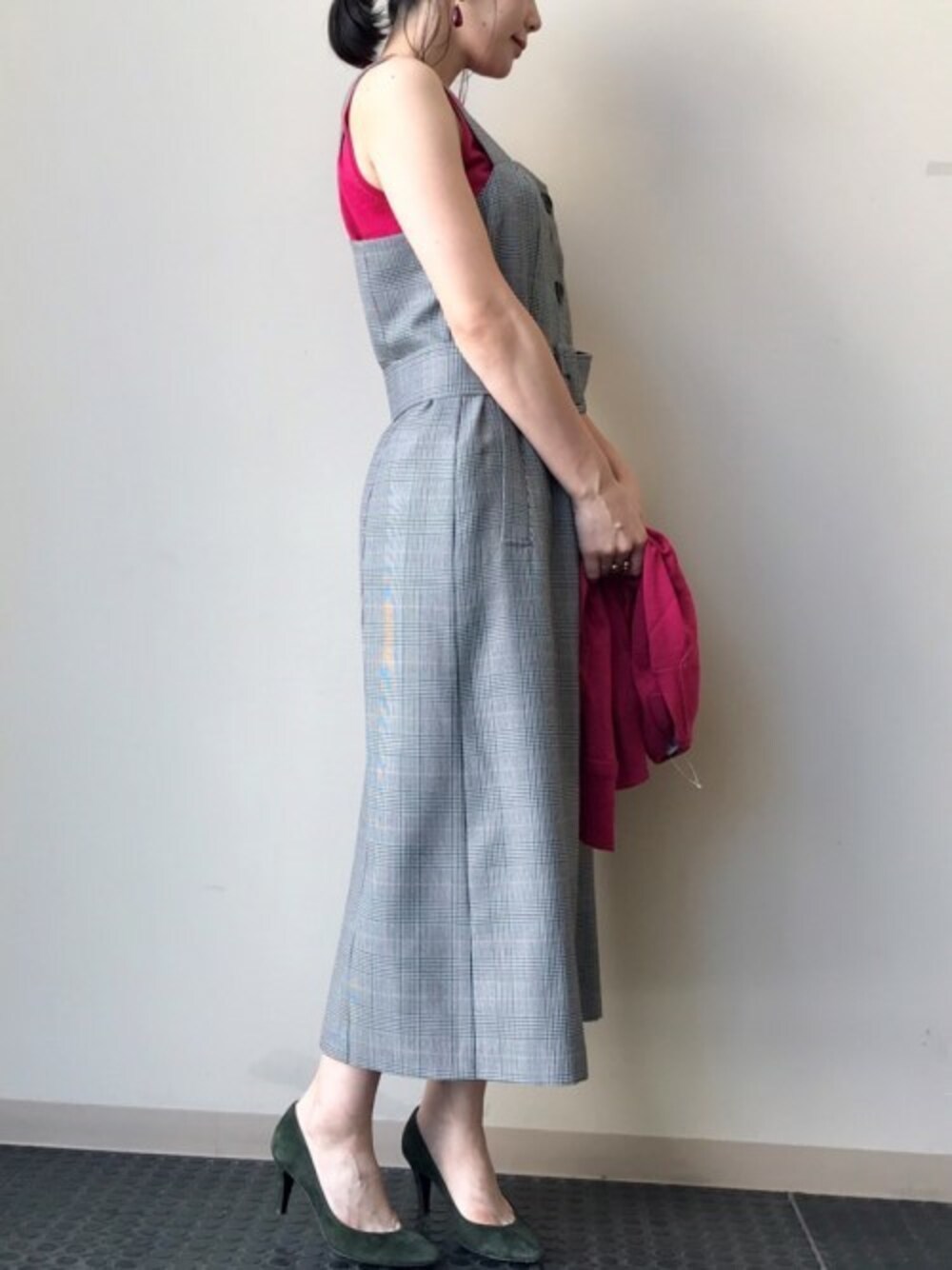 ピンク系のニット/セーター、グリーン系のワンピース、レッド系のイヤリングを着用したレディースの秋コーディネートの1枚目の写真