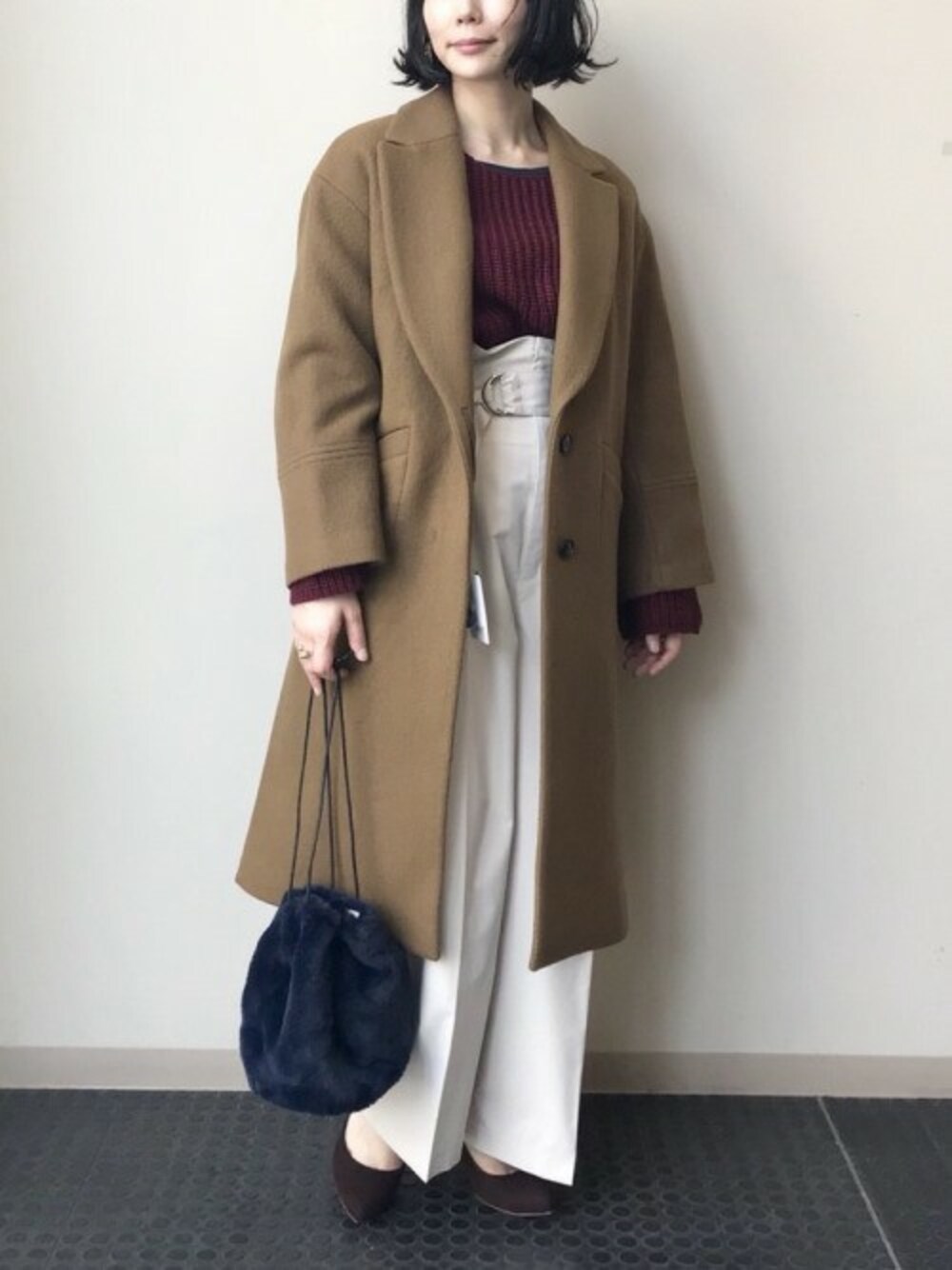 「チェスターコート、ウールコート、冬コーデ、大人カジュアル、ワイドパンツ、かごバッグ、フェイクファー、ボリュームニット、袖コンシャス、袖ボリュームニット」｜「NANO universeのシープ起毛オーバーチェスターコート（チェスターコート、ベージュ系）」を使った、nano・universe lady's webeditorさん（レディース・158cm）の秋コーディネートの1枚目の写真